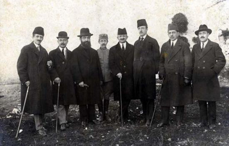 Emri:  anetaret-e-qeverise-shqiptare-ne-vitin-1922-mes-tyre-fan-noli-dhe-ahmet-zogu.jpg

Shikime: 1625

Madhsia:  53.5 KB