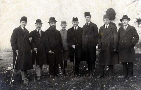 Emri:  anetaret-e-qeverise-shqiptare-ne-vitin-1922-mes-tyre-fan-noli-dhe-ahmet-zogu.jpg

Shikime: 1623

Madhsia:  53.5 KB