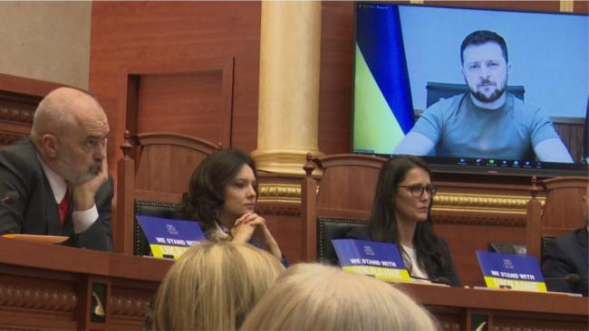 Emri:  zelensky-parlament-1280x720-1.jpg

Shikime: 110

Madhsia:  30.5 KB