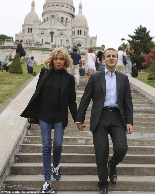 Emri:  77926401-13141197-The_happy_couple_walk_down_the_steps_at_The_Sacr_Coeur_in_Paris_-a-3_170923060.jpg

Shikime: 19

Madhsia:  50.7 KB